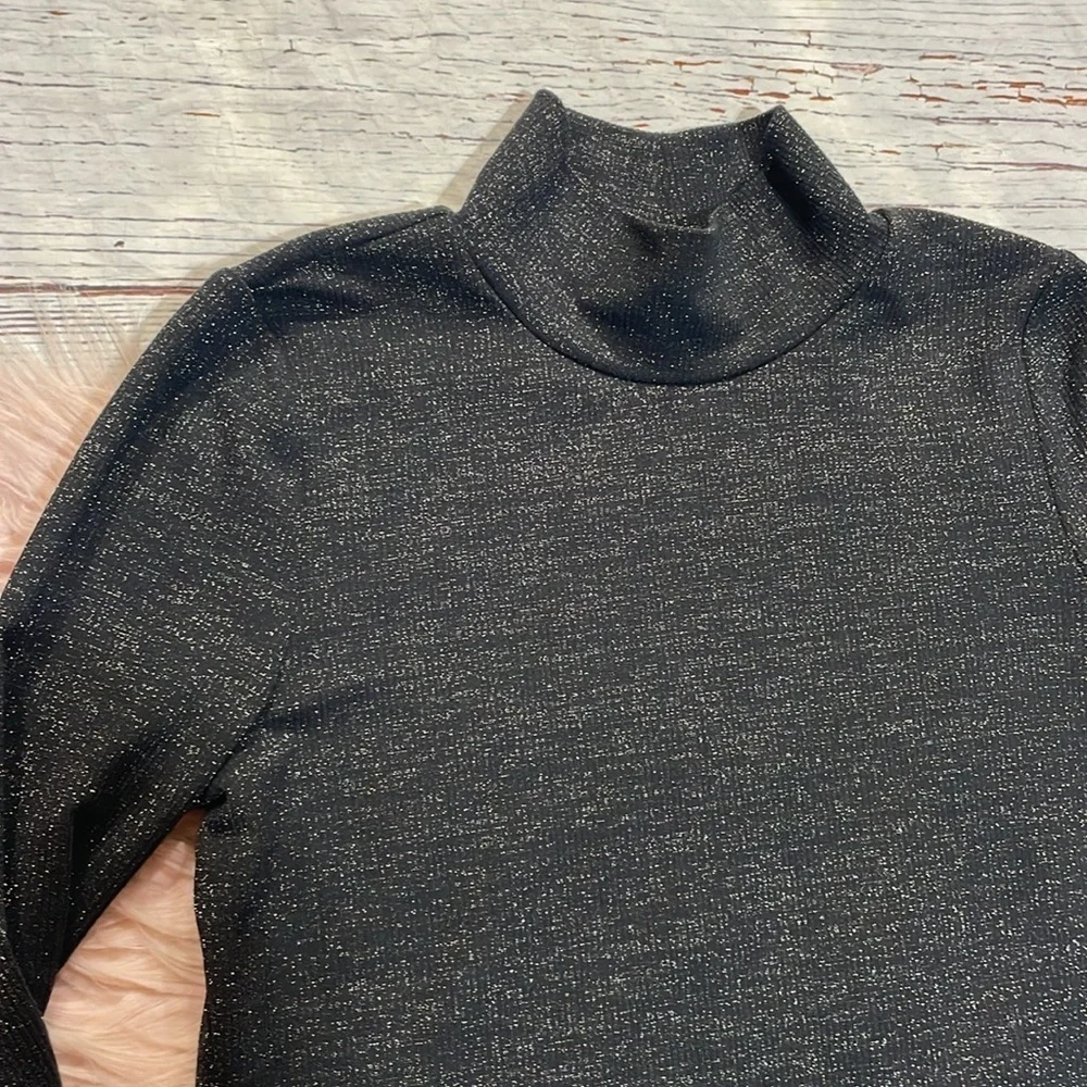 Evereve Ribbed Sparkle Metallic Silver Mockneck Top - Picture 5 of 8